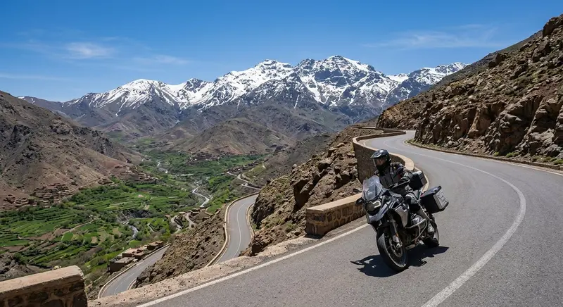 Camino sinuoso en el Alto Atlas