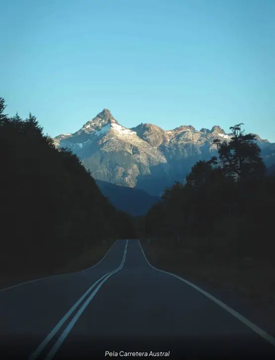 Estrada de rípio entre montanhas na Carretera Austral
