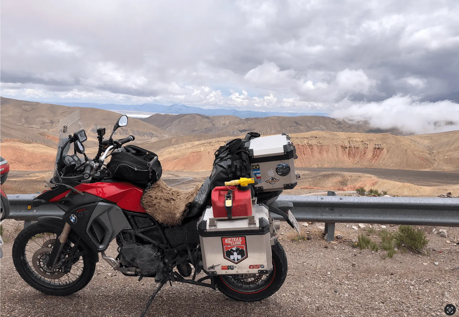 Moto big trail carregada à beira-mar no deserto do Atacama