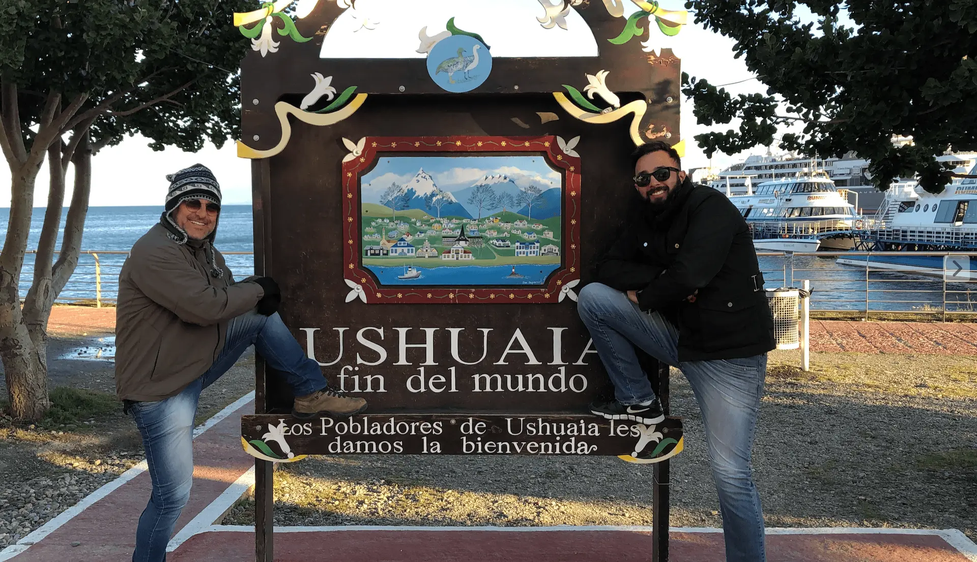 Thiago Berardi e amigo em frente à placa de Ushuaia, fim do mundo