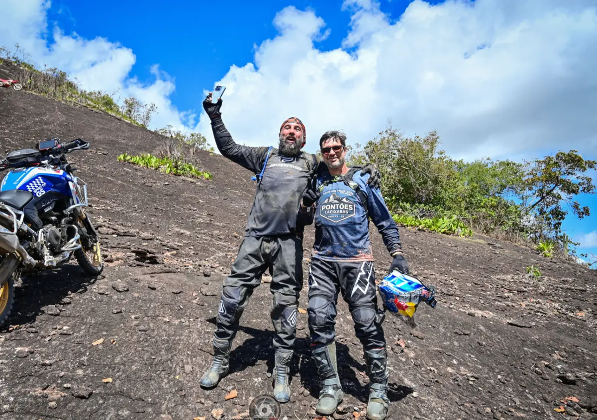 Thiago Berardi e Evaldo Venturin comemorando no alto de uma pedra durante o Tour Off-Road Pontões Capixabas